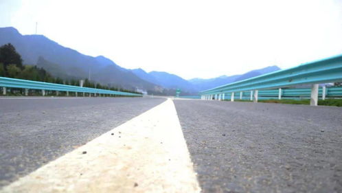 今日凌晨零時(shí),凱里環(huán)城高速公路北段正式開(kāi)通運(yùn)行