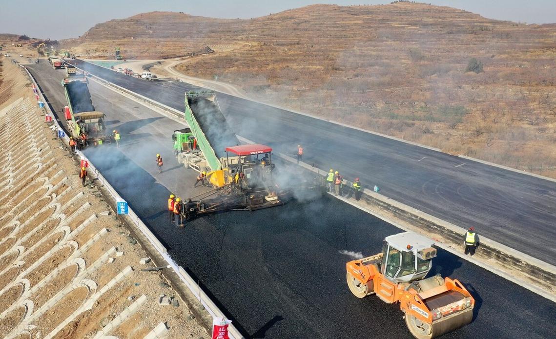 山東臨沂至滕州高速公路路面工程瀝青攤鋪施工 現(xiàn)場一派繁忙