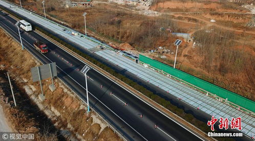 全球首條光伏公路現(xiàn)身濟南 汽車可邊跑邊充電